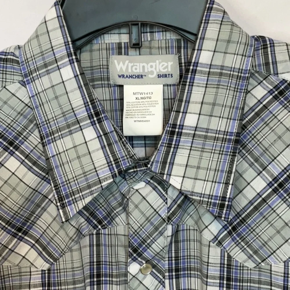 Wrangler, size extra-large, pearl snap,short sleeve shirt olive green, black.